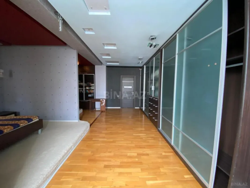 Satılır 4 otaqlı mənzil 220 m²