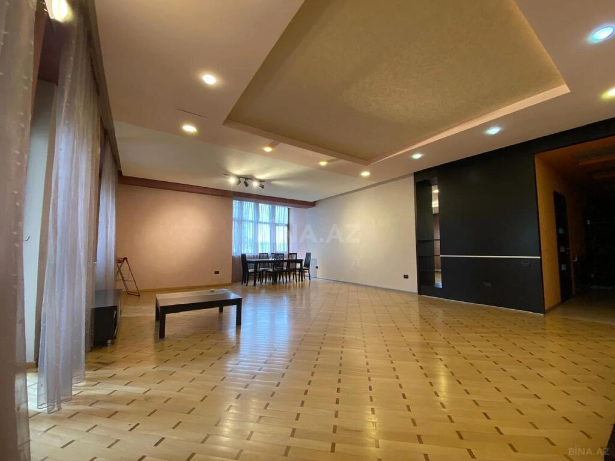 Satılır 4 otaqlı mənzil 220 m²