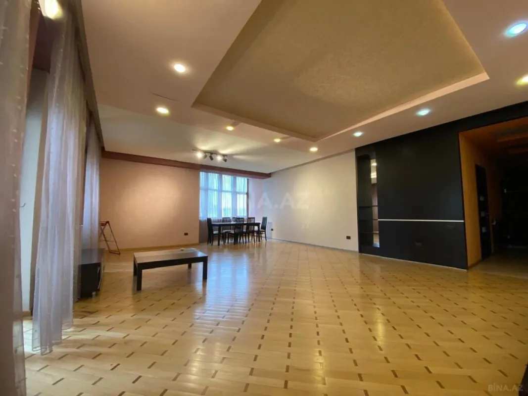 Satılır 4 otaqlı mənzil 220 m²