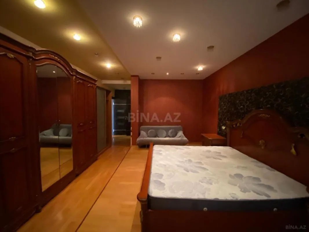 Satılır 4 otaqlı mənzil 220 m²