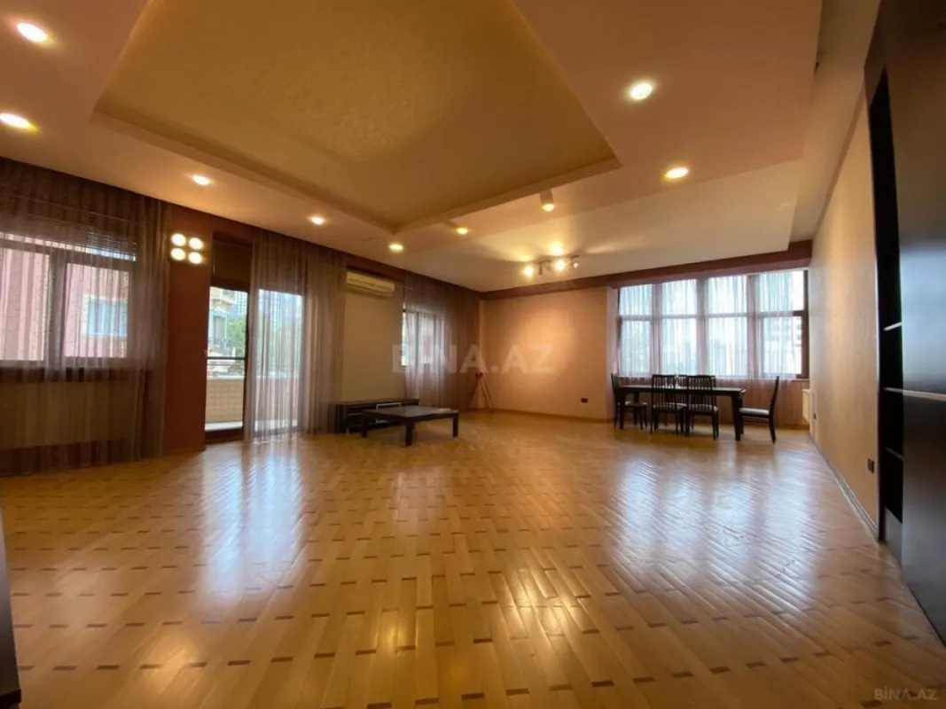 Satılır 4 otaqlı mənzil 220 m²