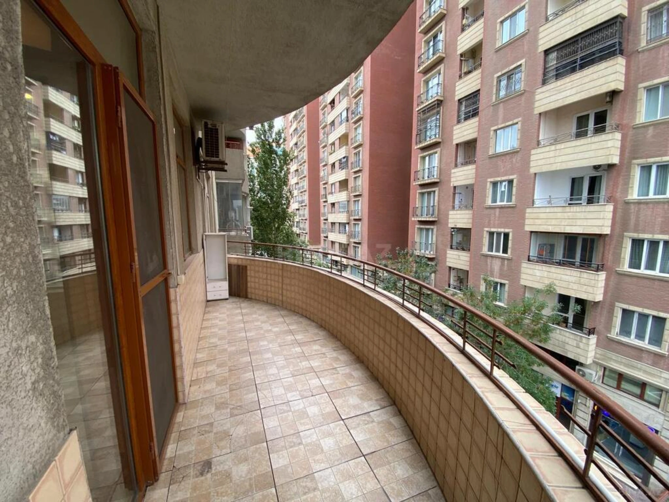 Satılır 4 otaqlı mənzil 220 m²
