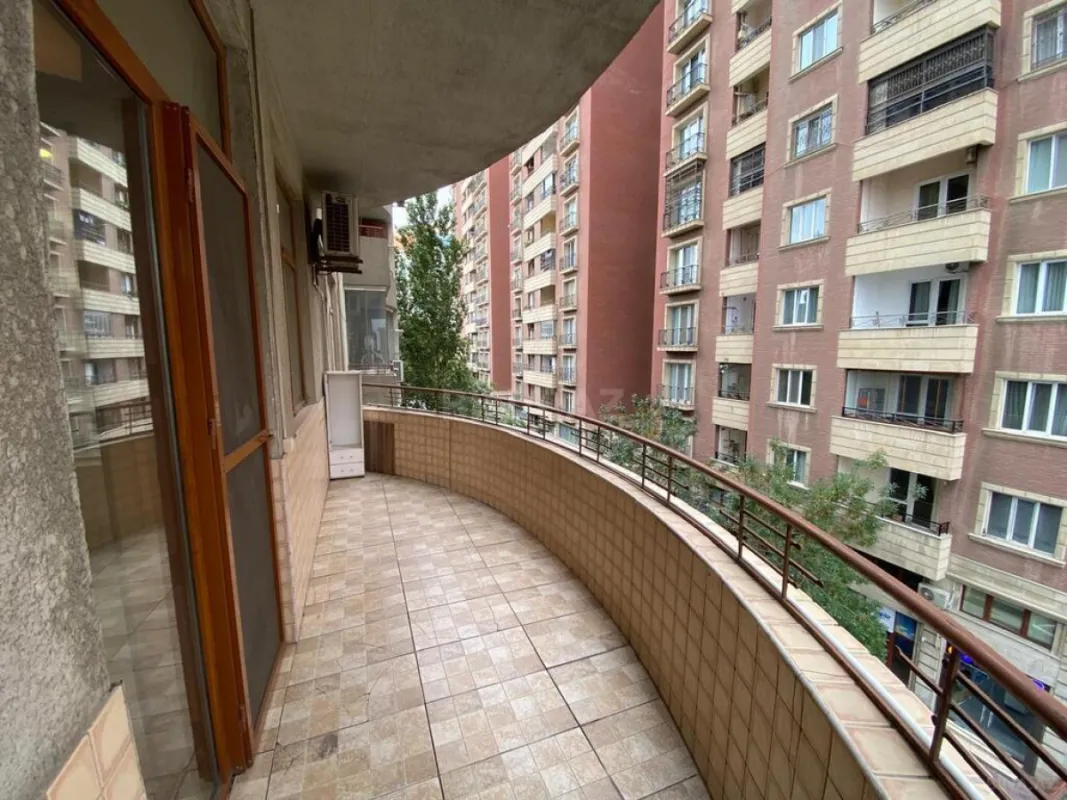 Satılır 4 otaqlı mənzil 220 m²