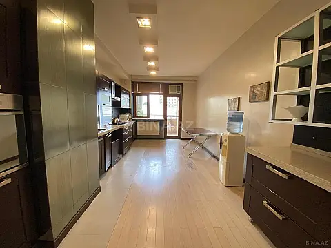 Satılır 4 otaqlı mənzil 220 m²