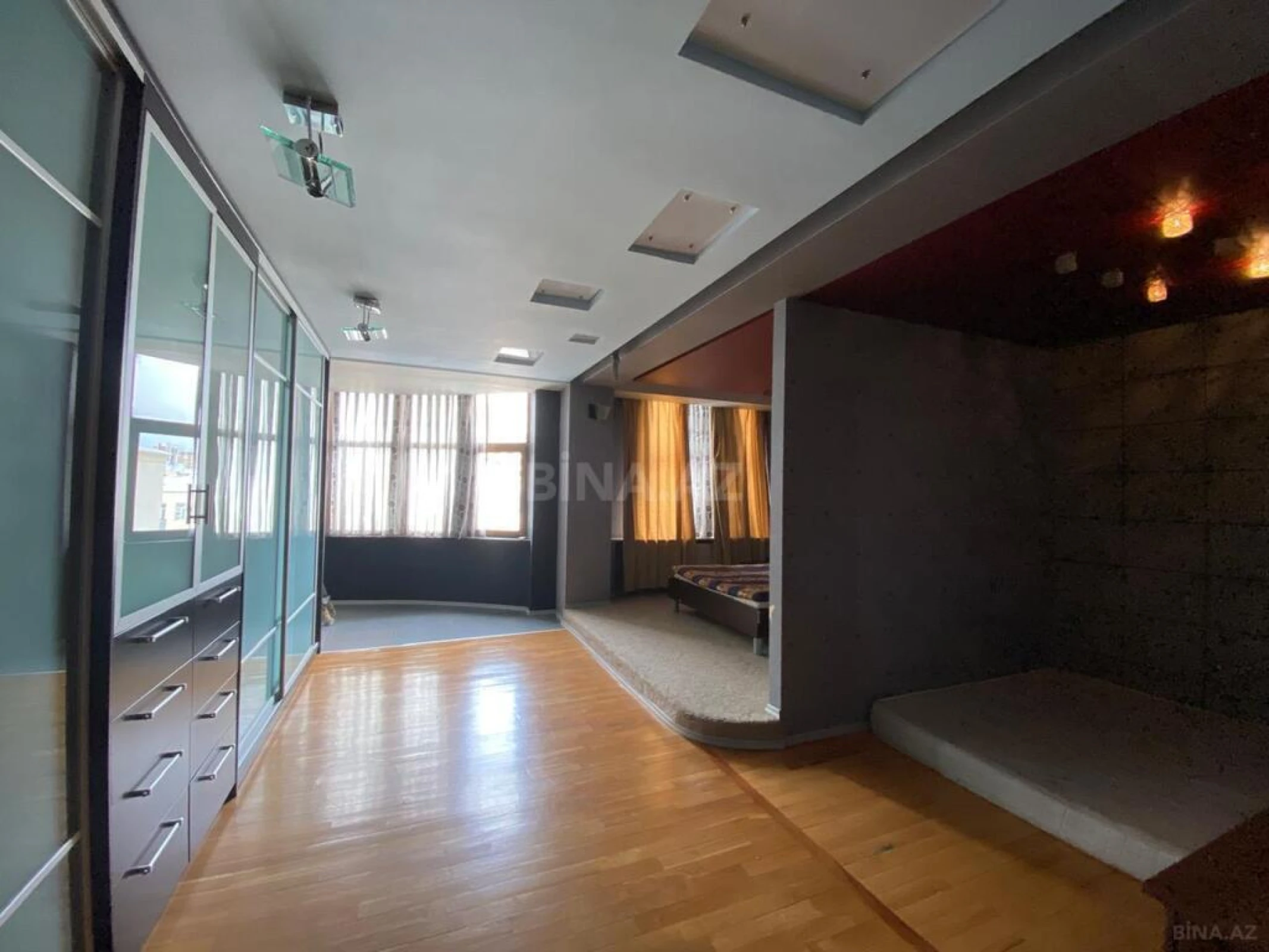 Satılır 4 otaqlı mənzil 220 m²