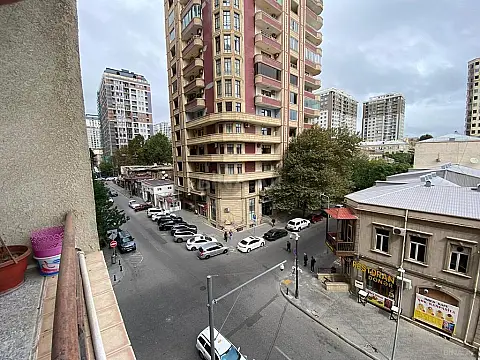 Satılır 4 otaqlı mənzil 220 m²