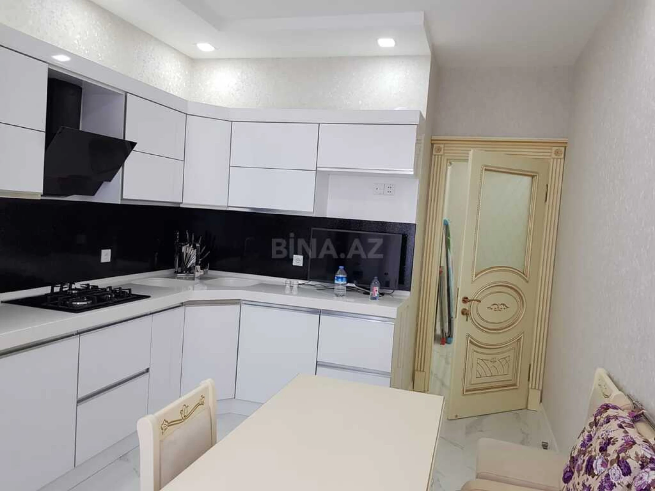 Kirayə verilir 3 otaqlı mənzil 145 m²