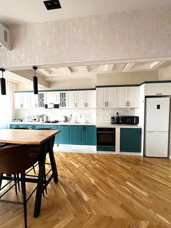 Satılır 4 otaqlı mənzil 155 m²