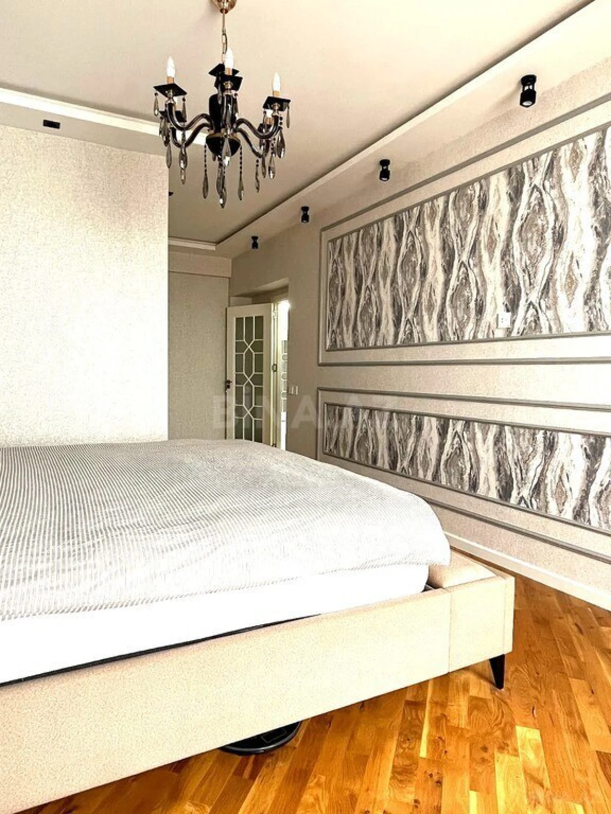 Satılır 4 otaqlı mənzil 155 m²