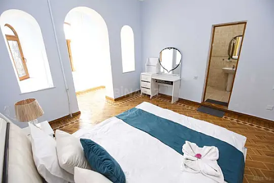 Kirayə verilir 7 otaqlı həyət evi 380 m²