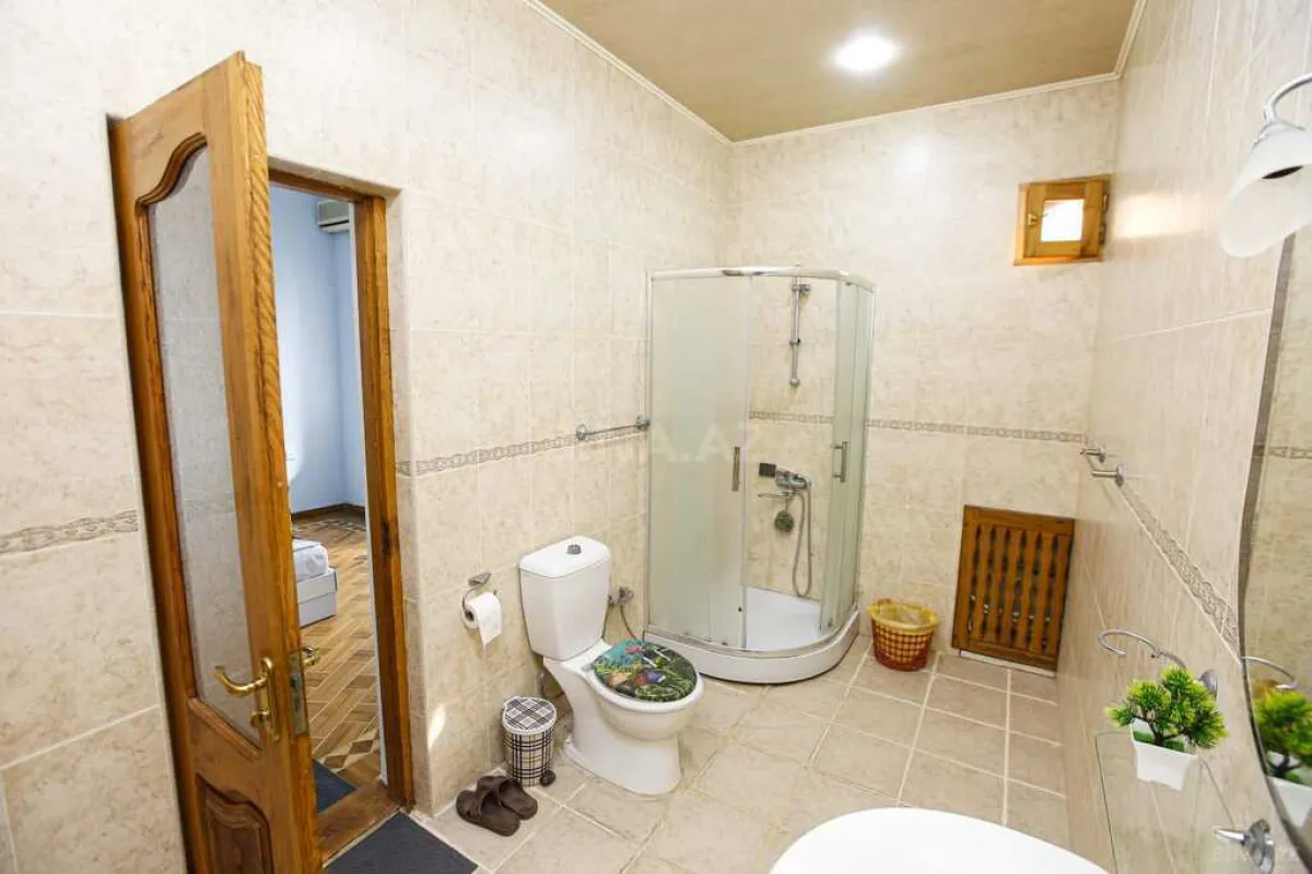 Kirayə verilir 7 otaqlı həyət evi 380 m²