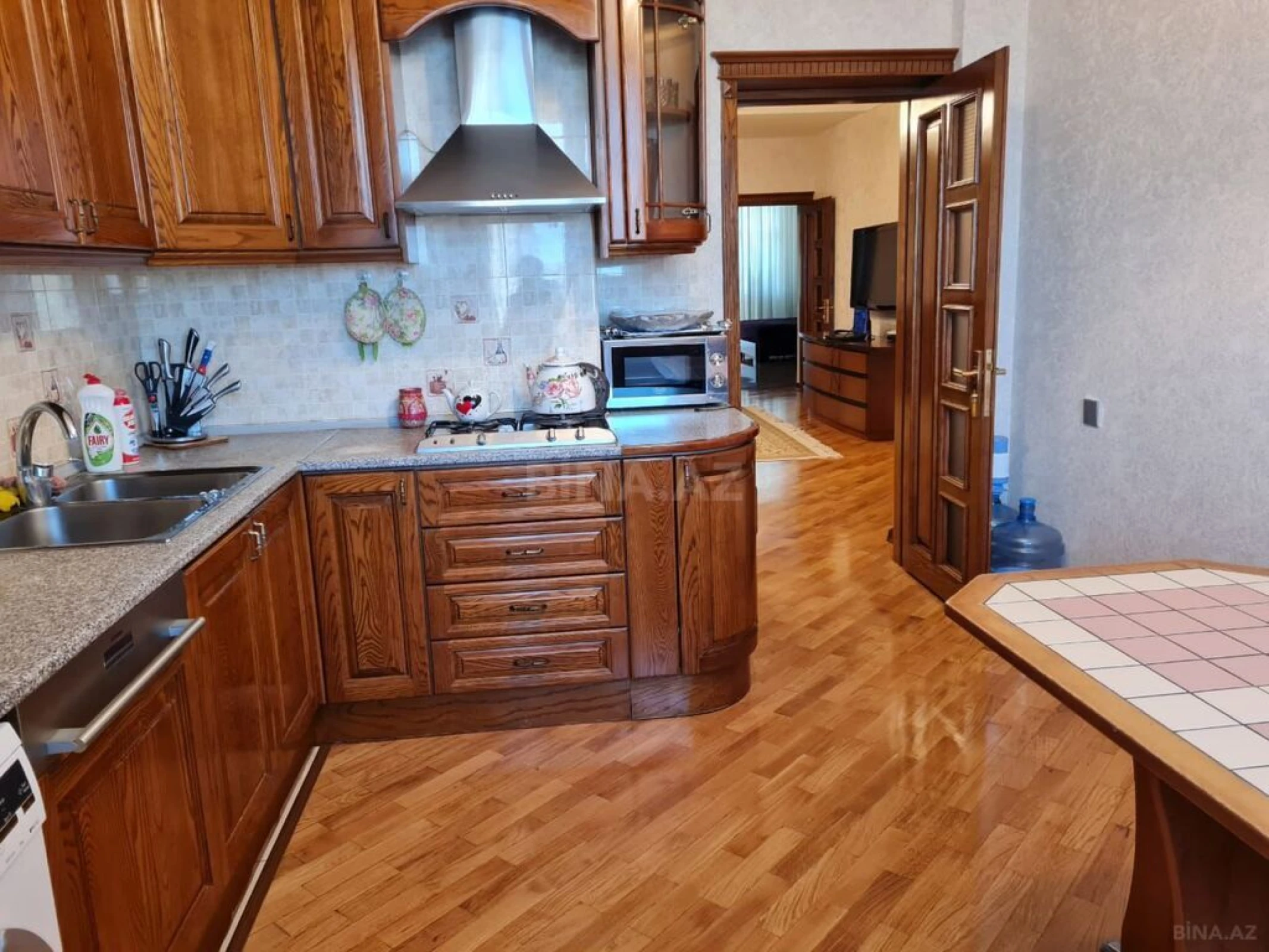 Satılır 3 otaqlı mənzil 145 m²