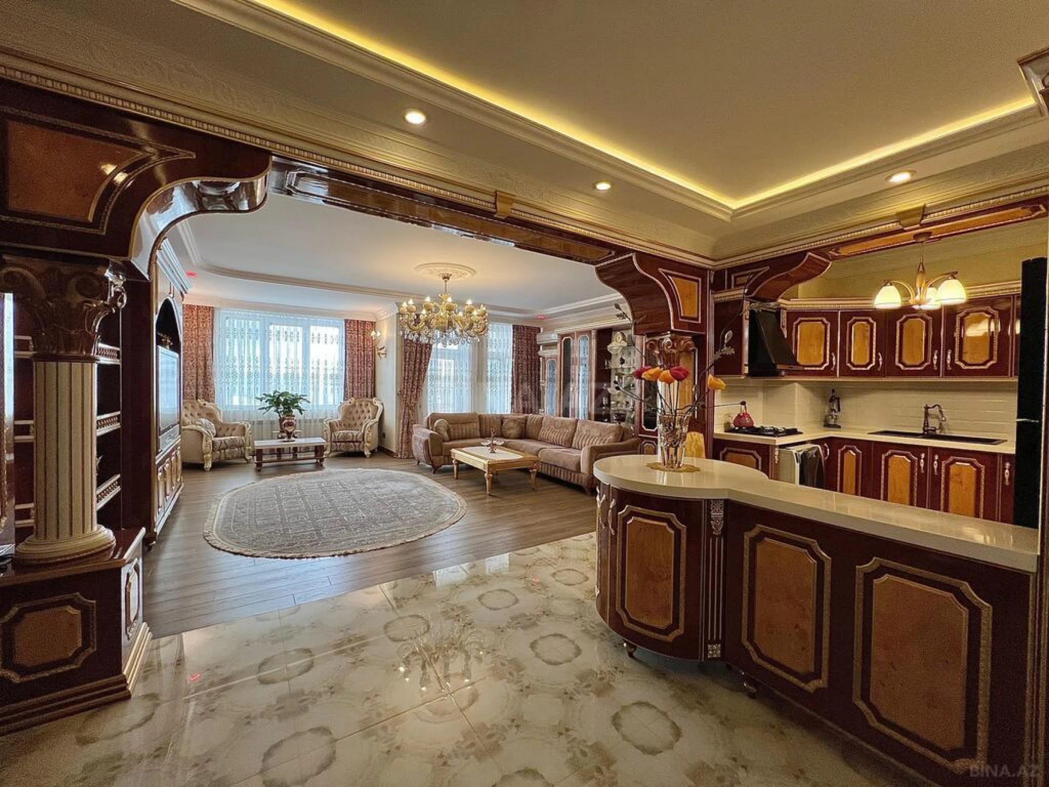 Satılır 8 otaqlı mənzil 365 m²