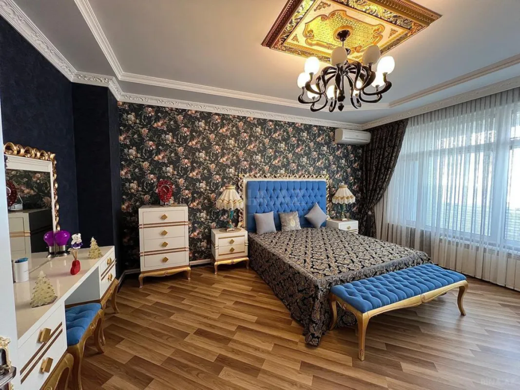 Satılır 8 otaqlı mənzil 365 m²