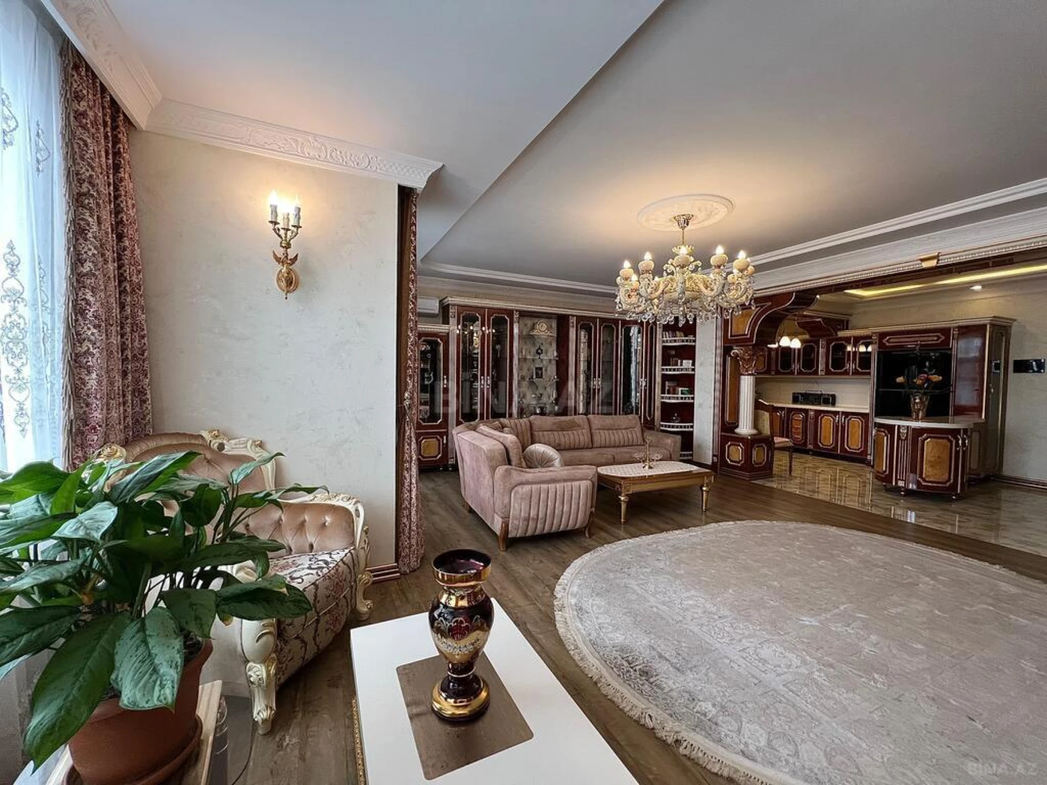 Satılır 8 otaqlı mənzil 365 m²