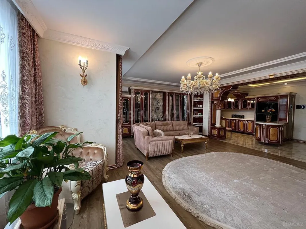 Satılır 8 otaqlı mənzil 365 m²