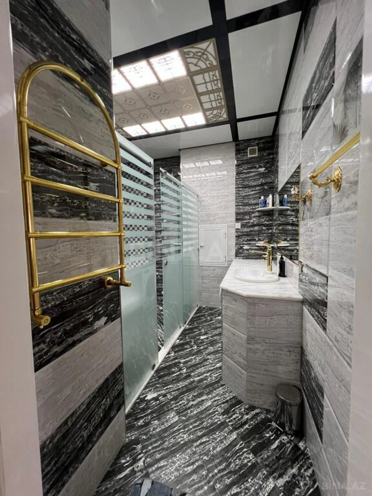 Satılır 8 otaqlı mənzil 365 m²