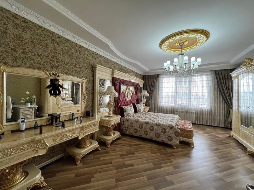 Satılır 8 otaqlı mənzil 365 m²