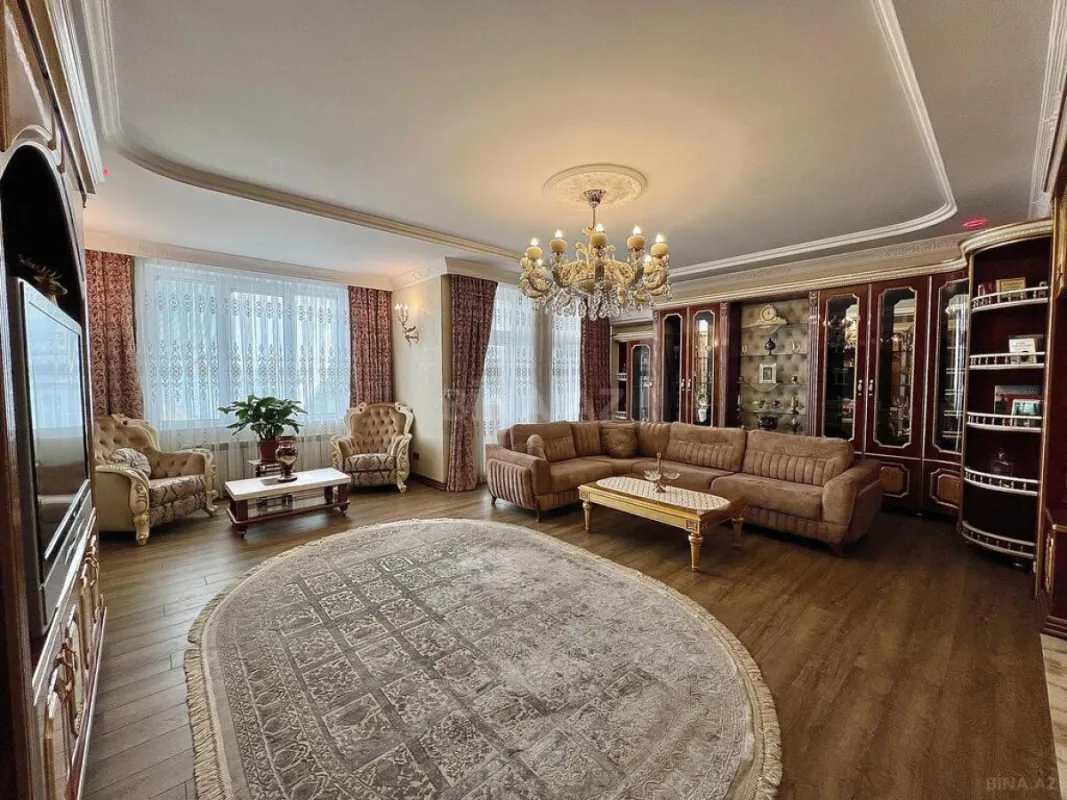 Satılır 8 otaqlı mənzil 365 m²