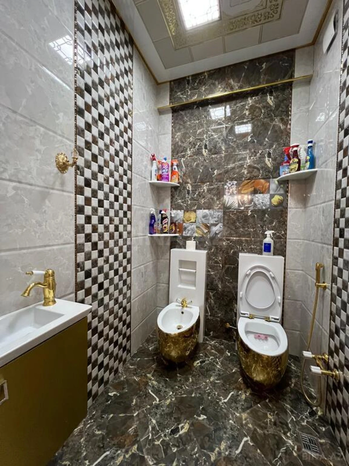 Satılır 8 otaqlı mənzil 365 m²