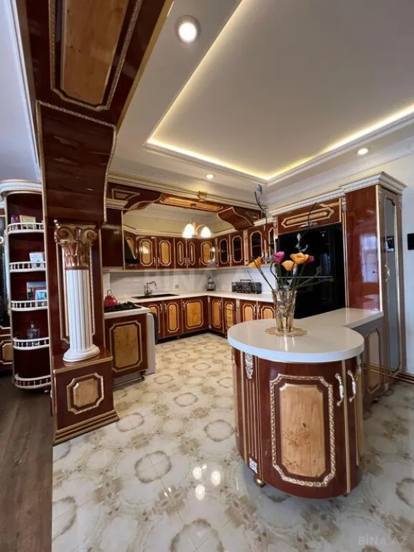 Satılır 8 otaqlı mənzil 365 m²