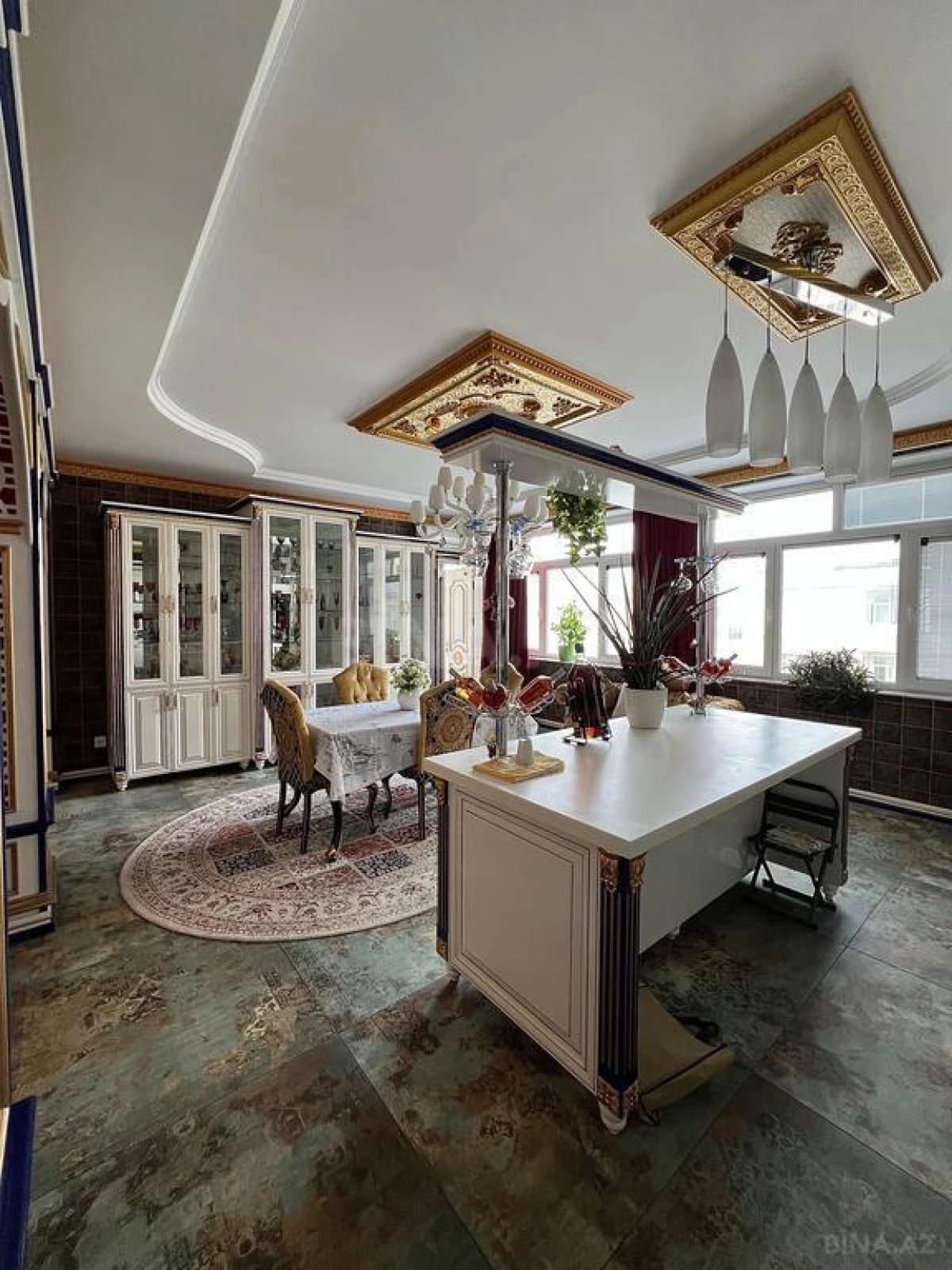 Satılır 8 otaqlı mənzil 365 m²