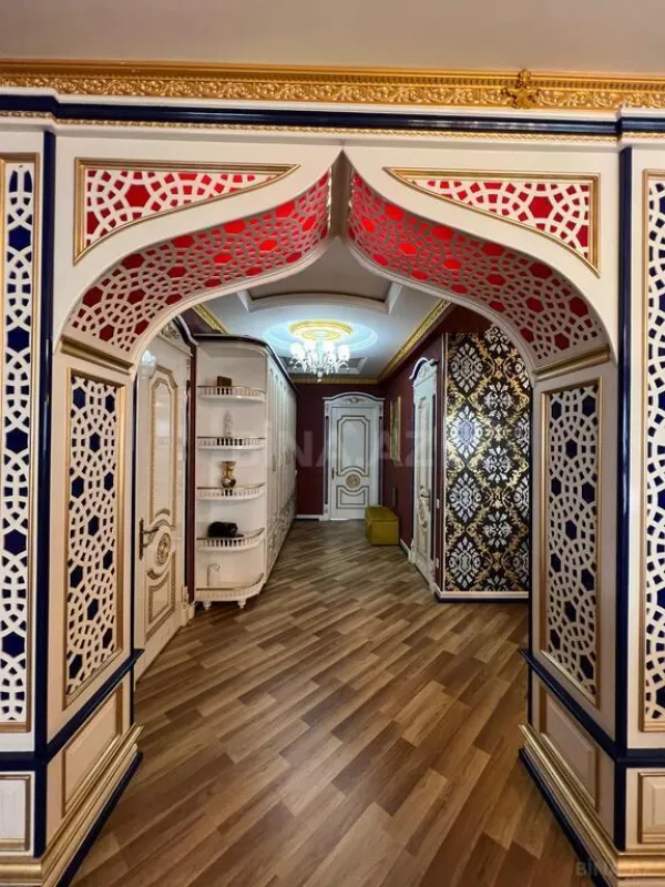 Satılır 8 otaqlı mənzil 365 m²