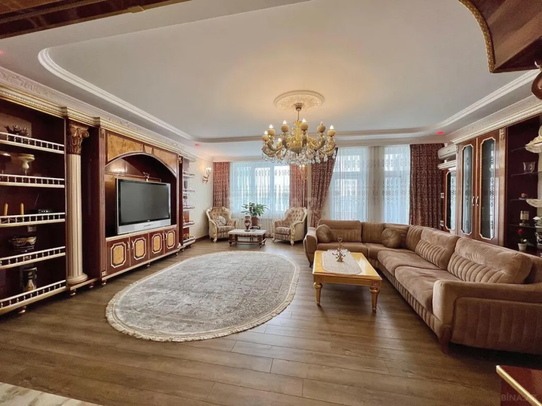 Satılır 8 otaqlı mənzil 365 m²