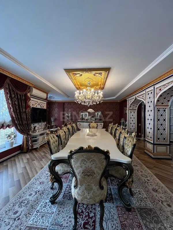 Satılır 8 otaqlı mənzil 365 m²