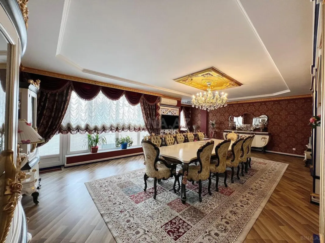 Satılır 8 otaqlı mənzil 365 m²