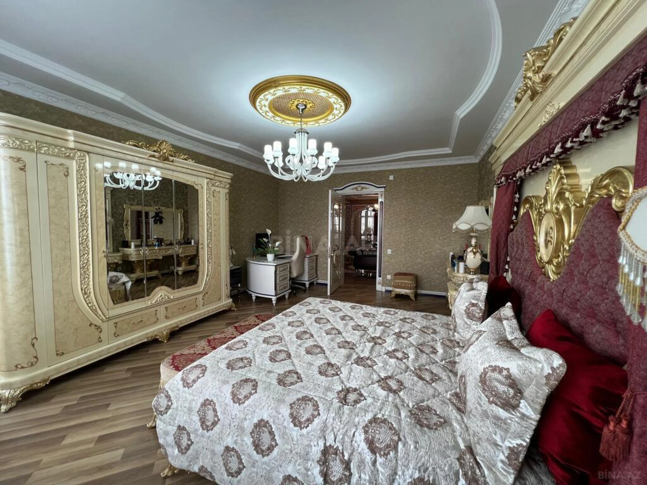 Satılır 8 otaqlı mənzil 365 m²