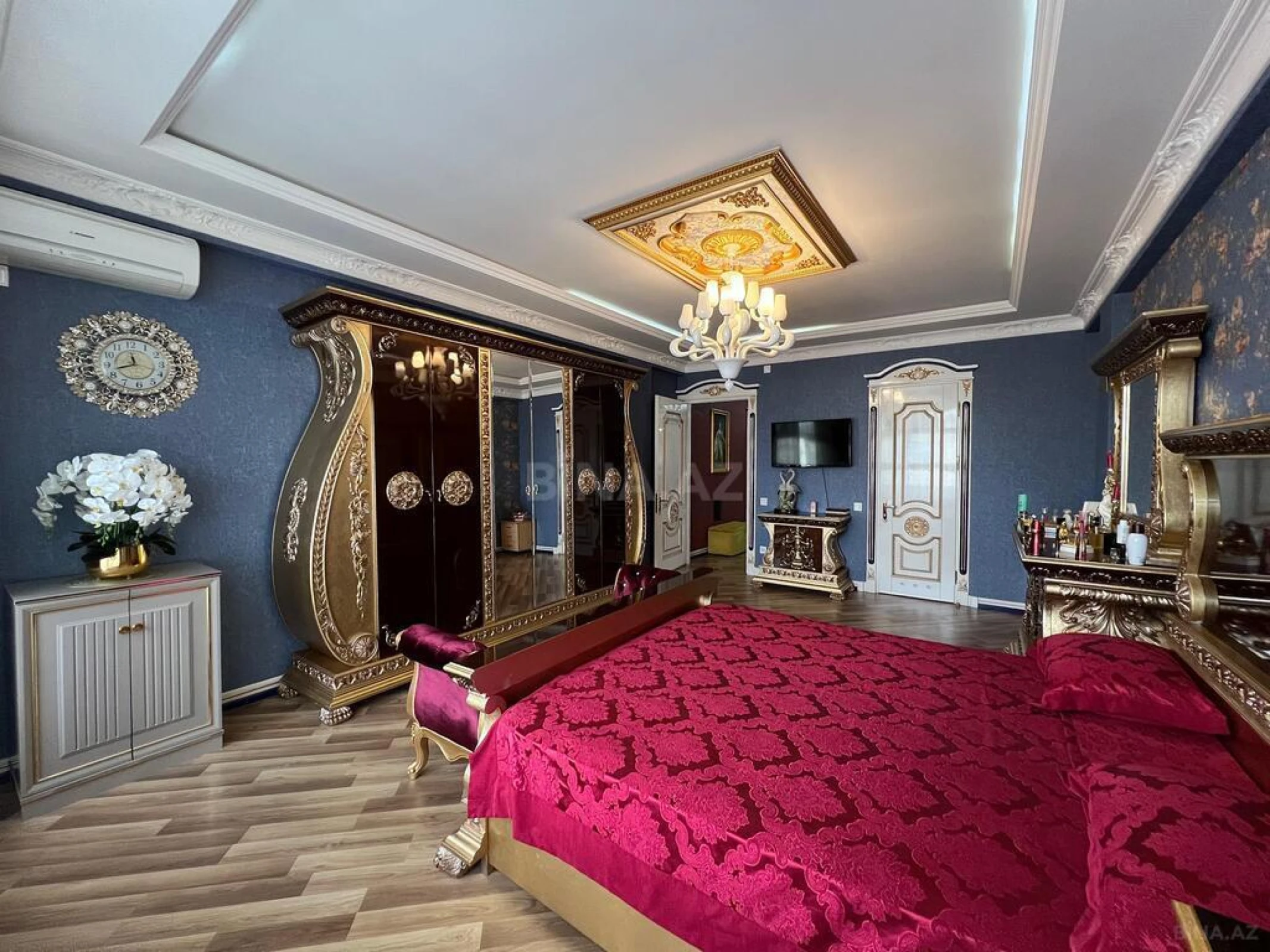 Satılır 8 otaqlı mənzil 365 m²