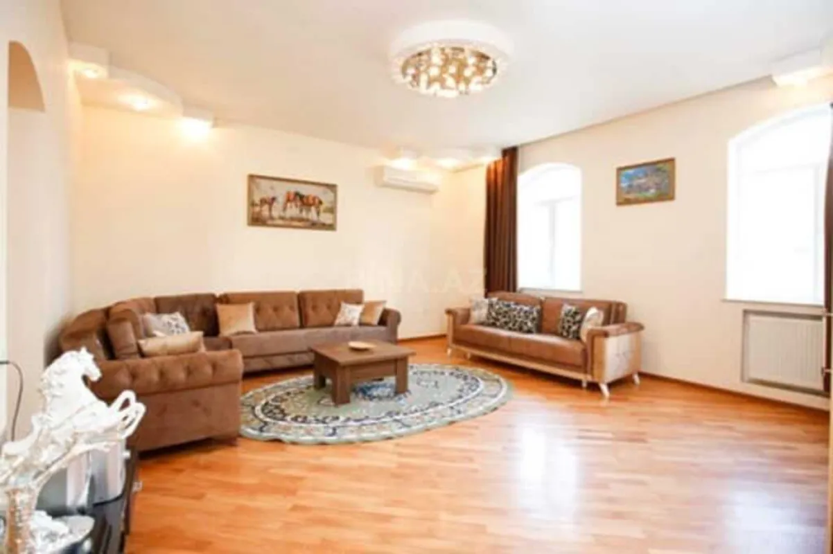 Kirayə verilir 6 otaqlı həyət evi 430 m²