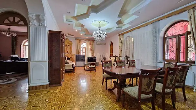 Satılır 7 otaqlı həyət evi 450 m²