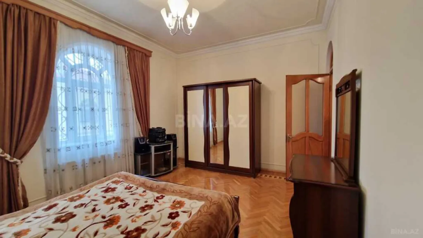 Satılır 7 otaqlı həyət evi 450 m²