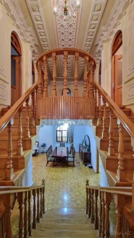 Satılır 7 otaqlı həyət evi 450 m²