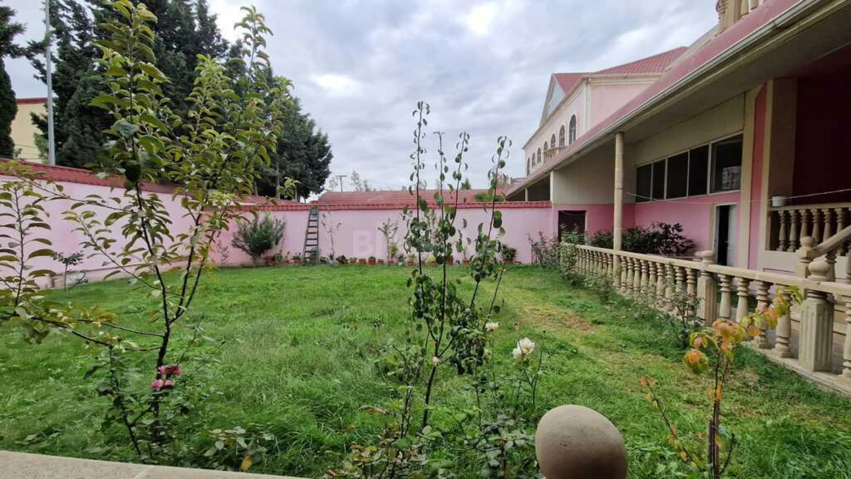 Satılır 7 otaqlı həyət evi 450 m²