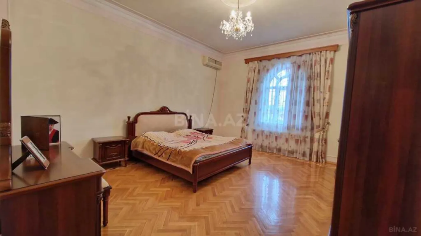 Satılır 7 otaqlı həyət evi 450 m²