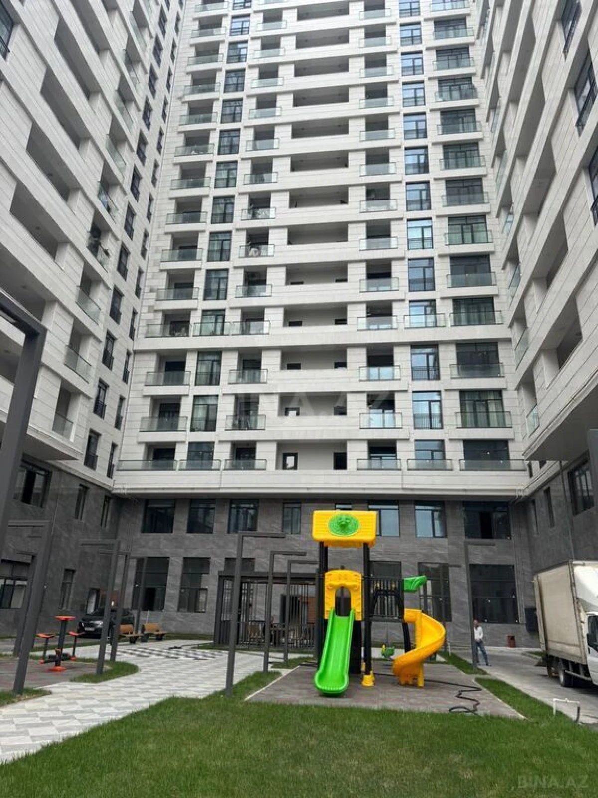 Kirayə verilir 2 otaqlı mənzil 95 m²