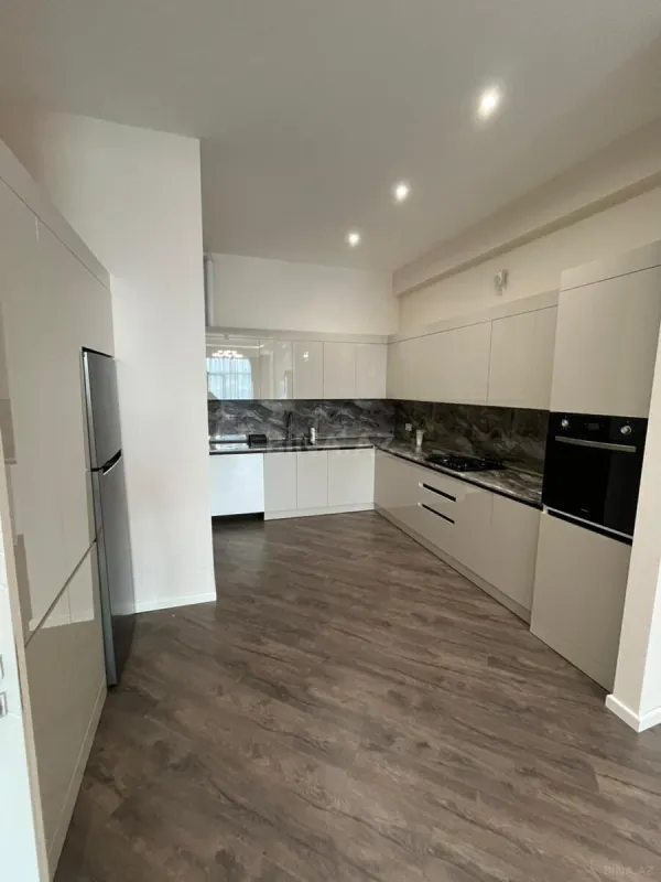 Kirayə verilir 2 otaqlı mənzil 95 m²