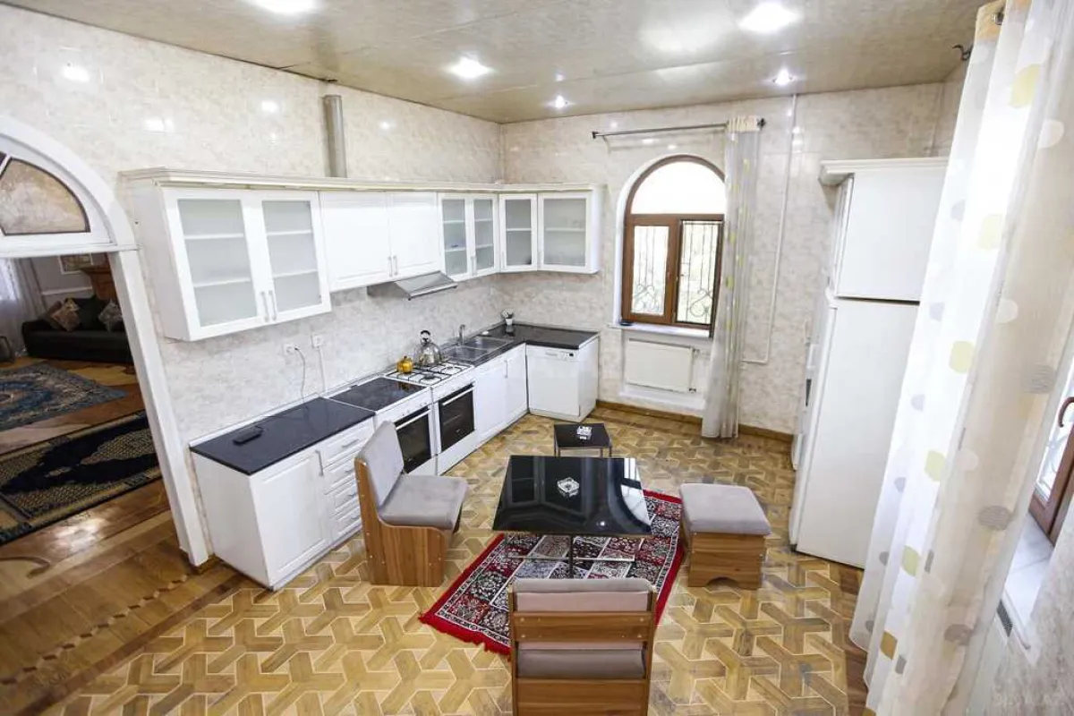Kirayə verilir 7 otaqlı həyət evi 380 m²