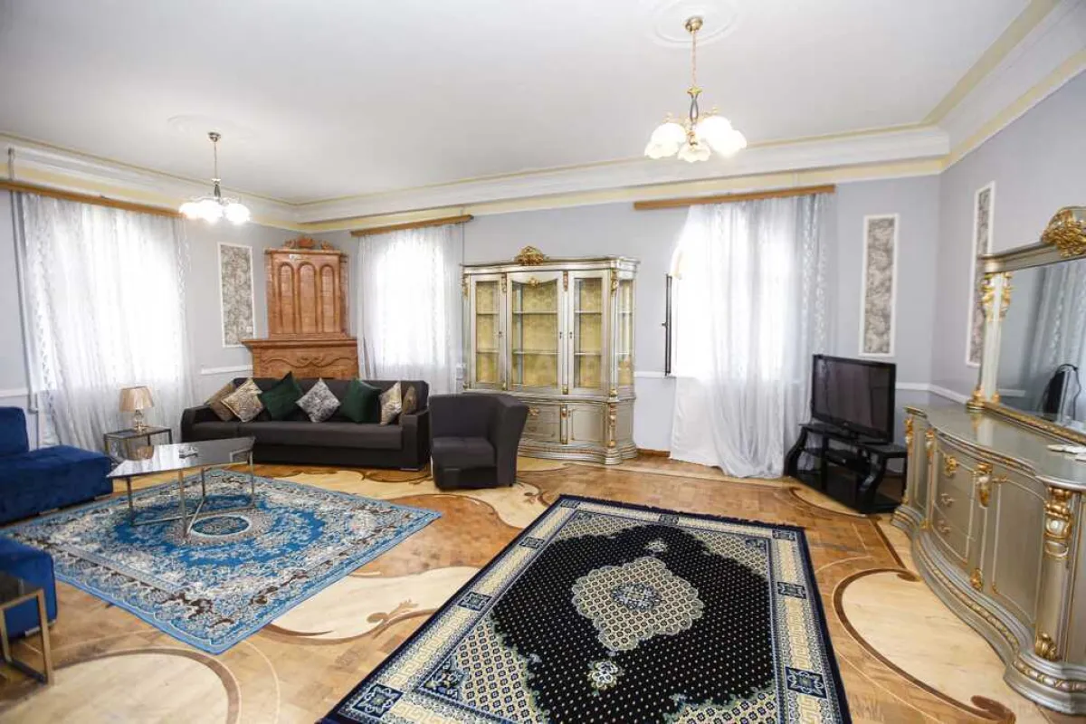 Kirayə verilir 7 otaqlı həyət evi 380 m²