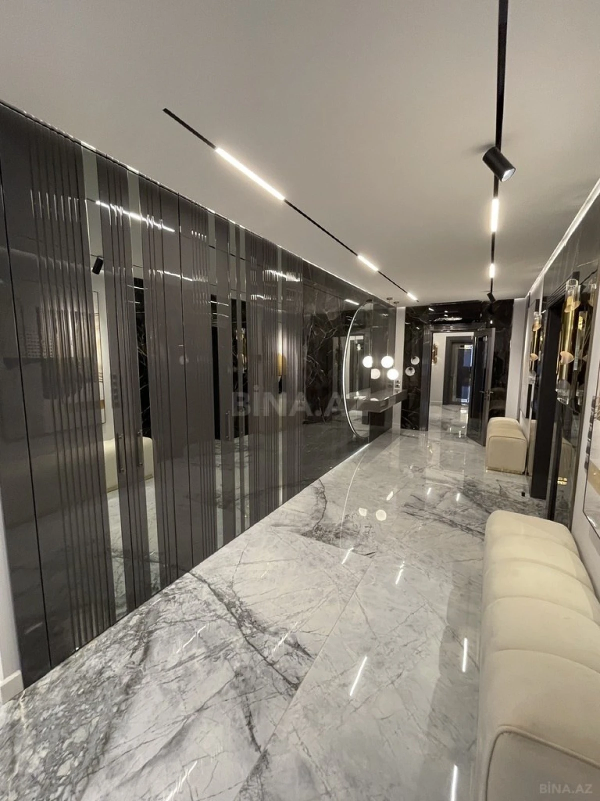 Satılır 5 otaqlı mənzil 213 m²