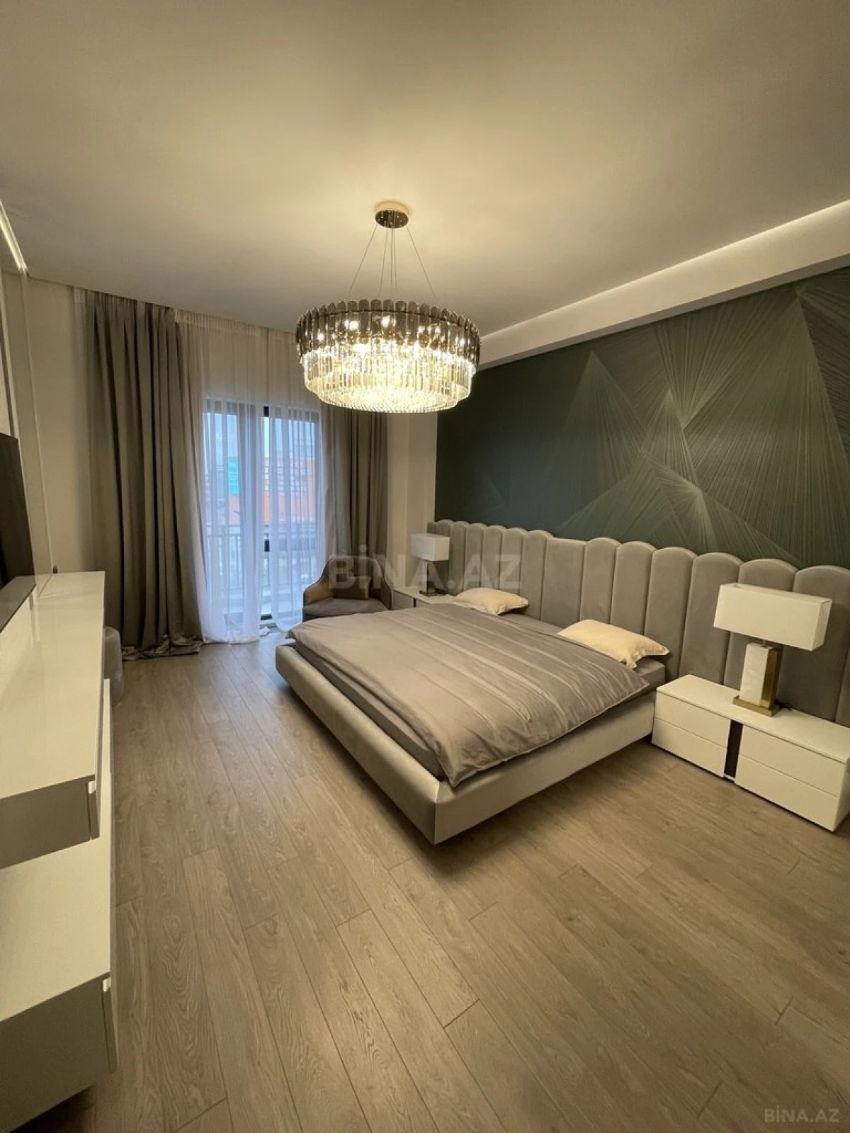 Satılır 5 otaqlı mənzil 213 m²