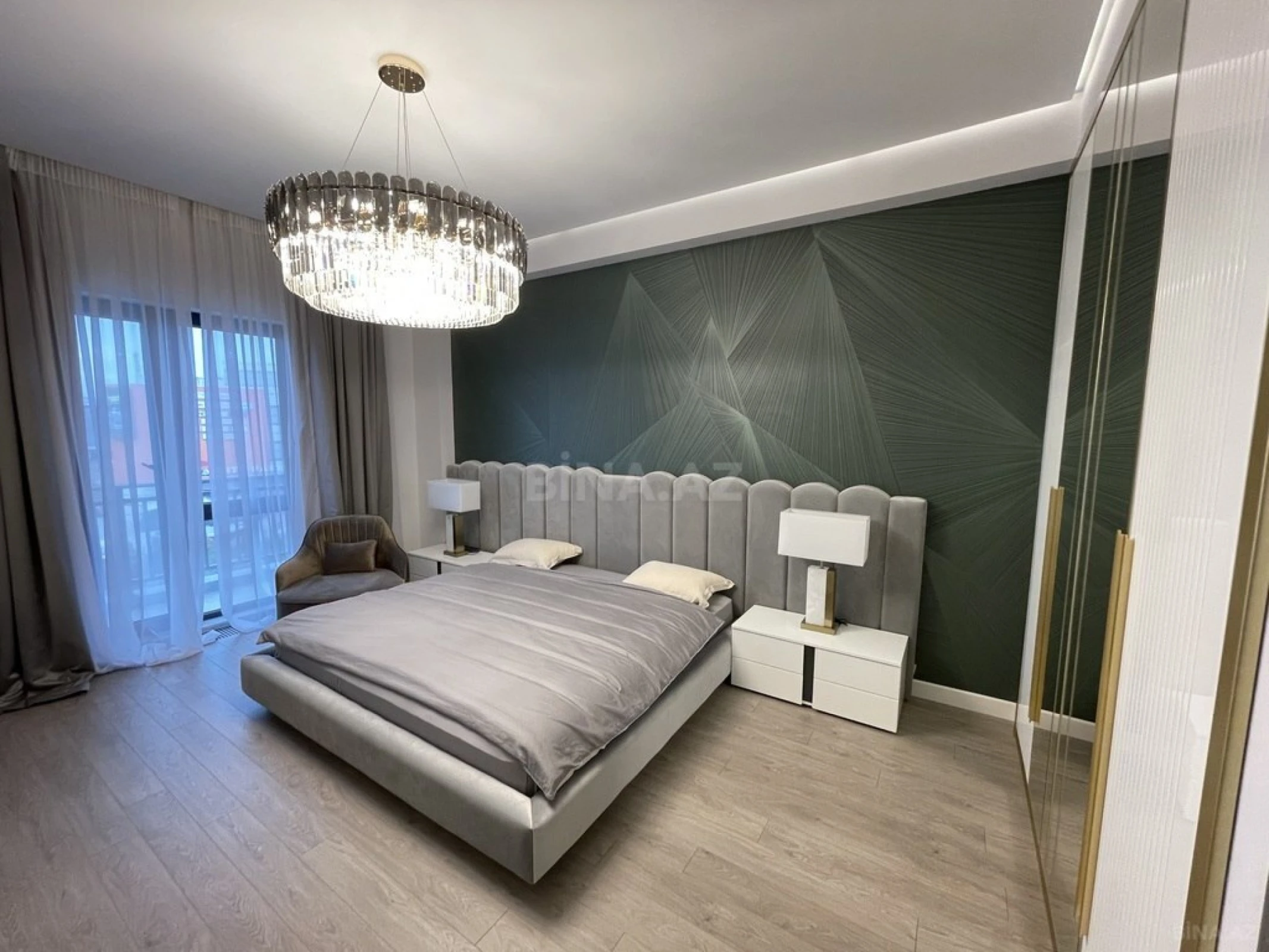 Satılır 5 otaqlı mənzil 213 m²