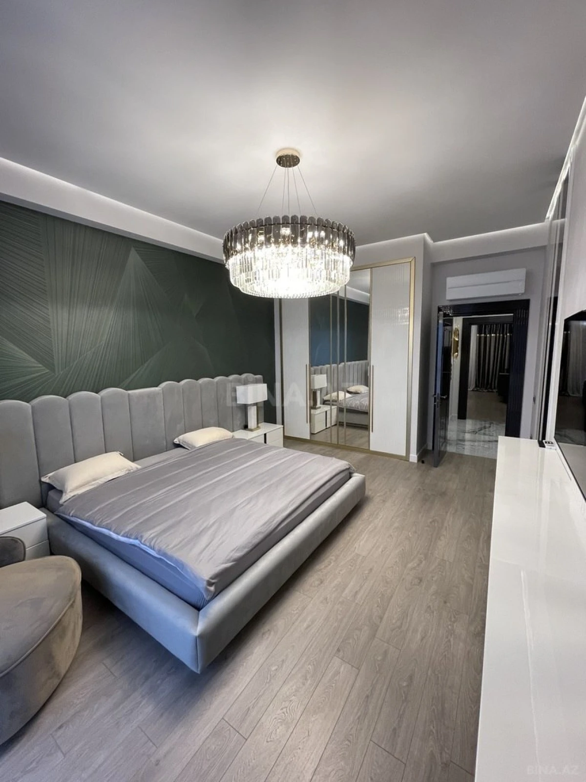 Satılır 5 otaqlı mənzil 213 m²