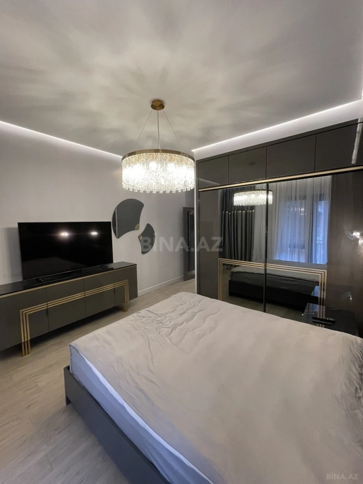 Satılır 5 otaqlı mənzil 213 m²