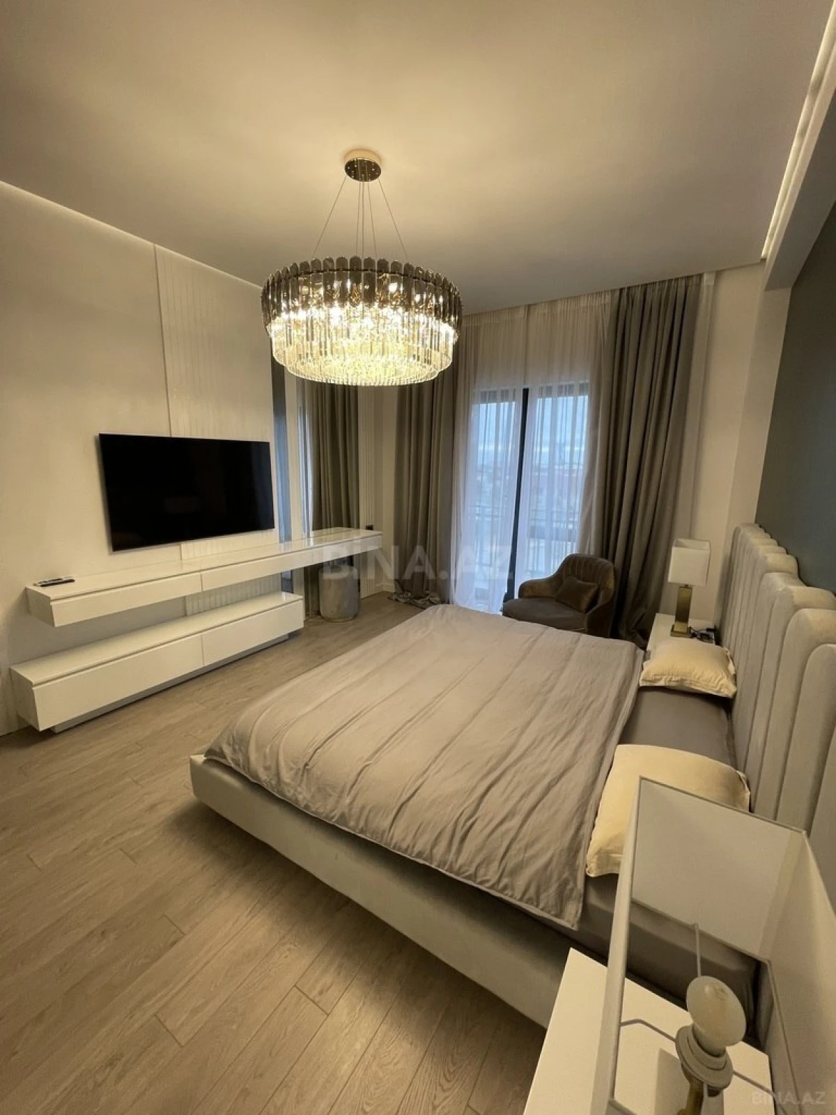 Satılır 5 otaqlı mənzil 213 m²