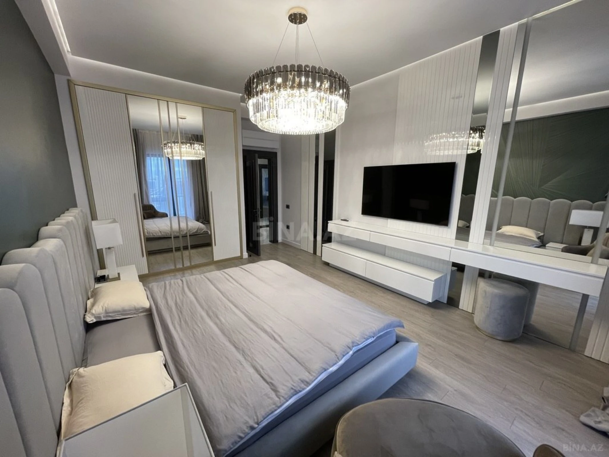 Satılır 5 otaqlı mənzil 213 m²