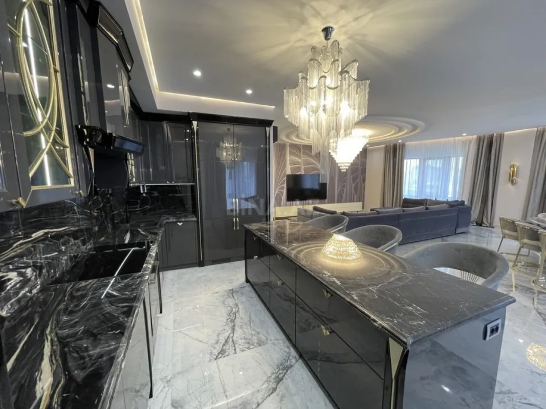 Satılır 5 otaqlı mənzil 213 m²